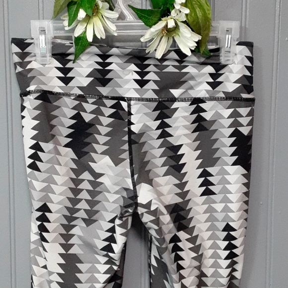 BOTH Gap Fit Capri Leggings - Picture 4 of 14